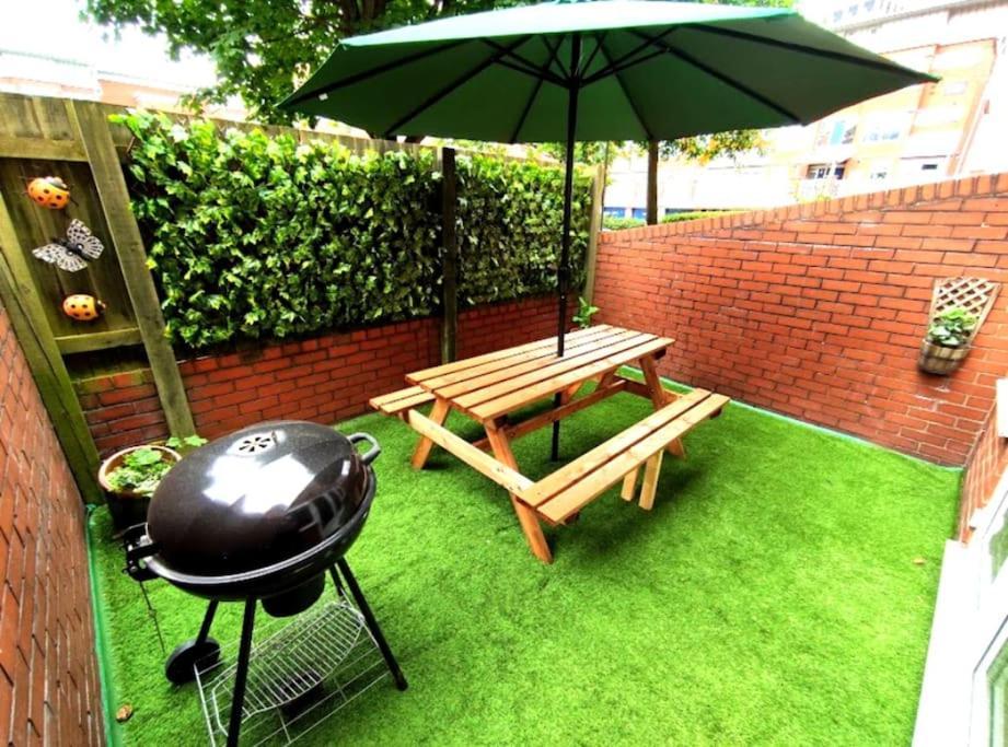 The Brum House With Private Garden, Bbq, 3 Tvs With Netflix, Huge Lounge Or Quadruple Bedroom 2 Double Bedrooms Birmingham
