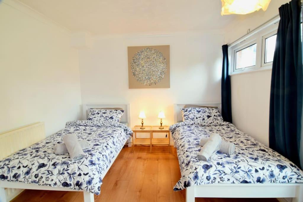 The Brum House With Private Garden, Bbq, 3 Tvs With Netflix, Huge Lounge Or Quadruple Bedroom 2 Double Bedrooms Holiday home