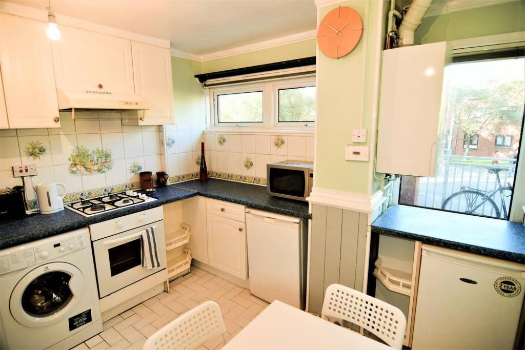 Holiday home The Brum House With Private Garden, Bbq, 3 Tvs With Netflix, Huge Lounge Or Quadruple Bedroom 2 Double Bedrooms *