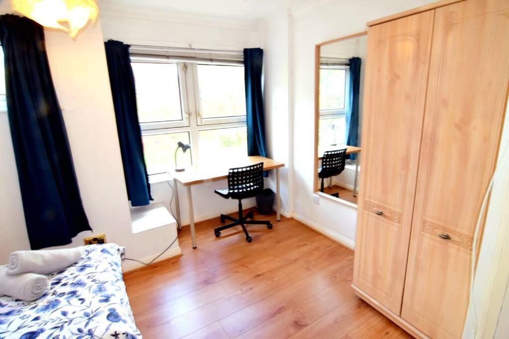The Brum House With Private Garden, Bbq, 3 Tvs With Netflix, Huge Lounge Or Quadruple Bedroom 2 Double Bedrooms *