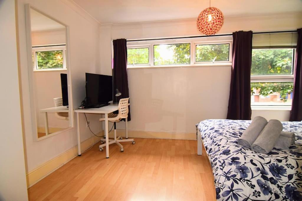 Holiday home The Brum House With Private Garden, Bbq, 3 Tvs With Netflix, Huge Lounge Or Quadruple Bedroom 2 Double Bedrooms