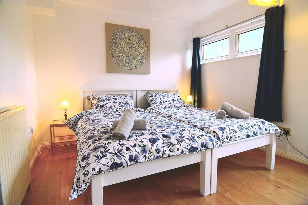 Holiday home The Brum House With Private Garden, Bbq, 3 Tvs With Netflix, Huge Lounge Or Quadruple Bedroom 2 Double Bedrooms *