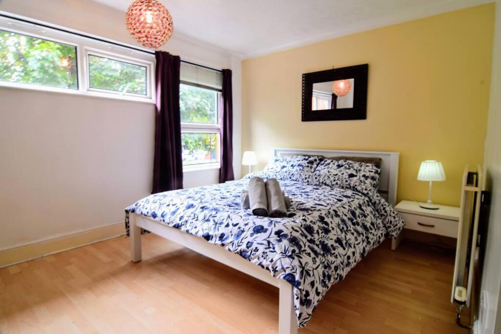 The Brum House With Private Garden, Bbq, 3 Tvs With Netflix, Huge Lounge Or Quadruple Bedroom 2 Double Bedrooms * Birmingham