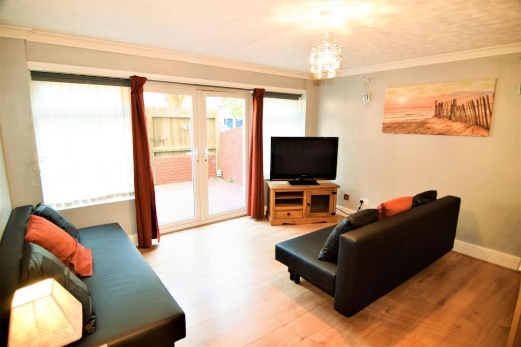 The Brum House With Private Garden, Bbq, 3 Tvs With Netflix, Huge Lounge Or Quadruple Bedroom 2 Double Bedrooms Holiday home *