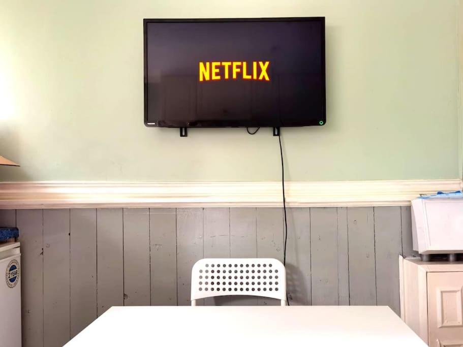 The Brum House With Private Garden, Bbq, 3 Tvs With Netflix, Huge Lounge Or Quadruple Bedroom 2 Double Bedrooms * Birmingham
