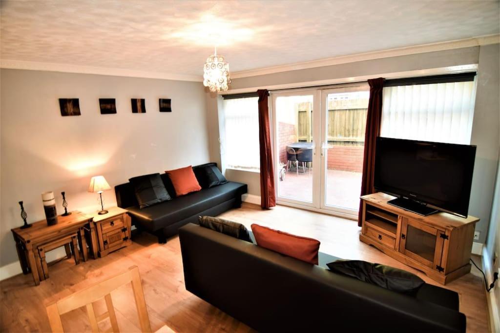 The Brum House With Private Garden, Bbq, 3 Tvs With Netflix, Huge Lounge Or Quadruple Bedroom 2 Double Bedrooms Holiday home Birmingham