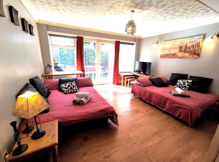 Holiday home The Brum House With Private Garden, Bbq, 3 Tvs With Netflix, Huge Lounge Or Quadruple Bedroom 2 Double Bedrooms *
