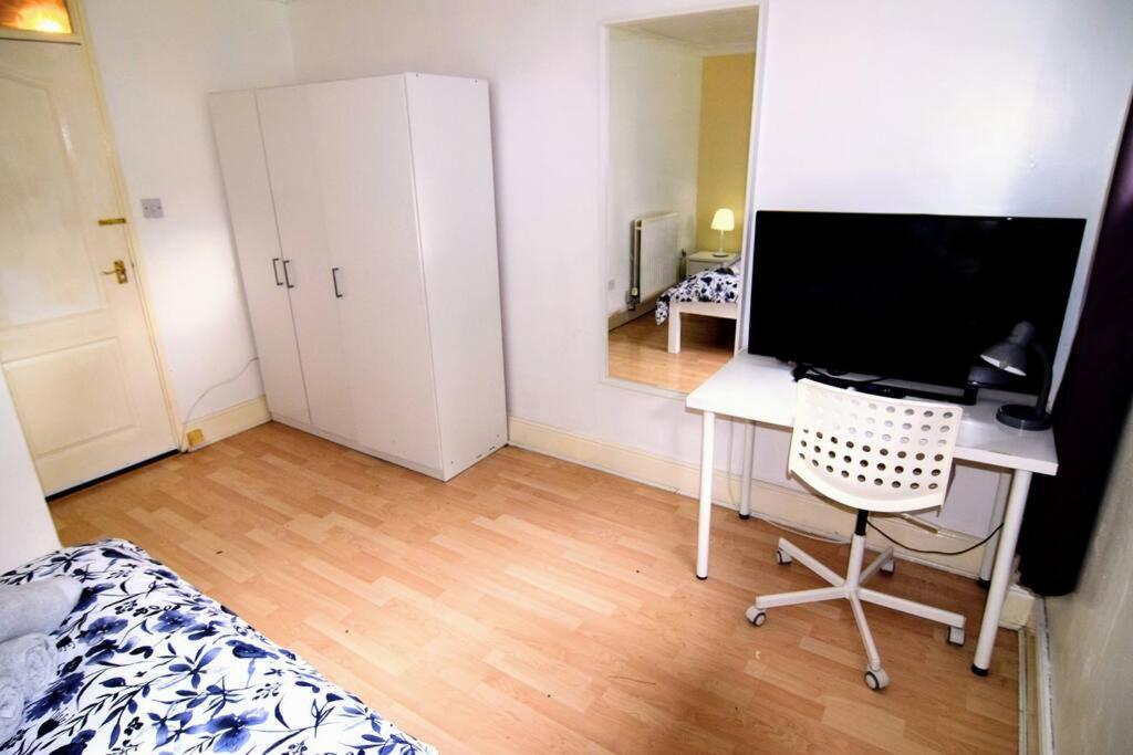 The Brum House With Private Garden, Bbq, 3 Tvs With Netflix, Huge Lounge Or Quadruple Bedroom 2 Double Bedrooms *