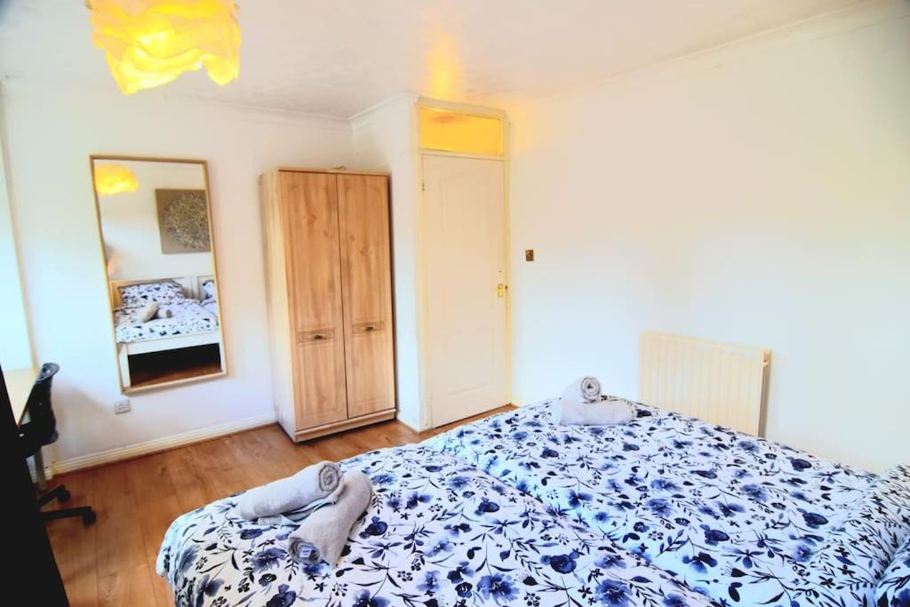 Holiday home The Brum House With Private Garden, Bbq, 3 Tvs With Netflix, Huge Lounge Or Quadruple Bedroom 2 Double Bedrooms