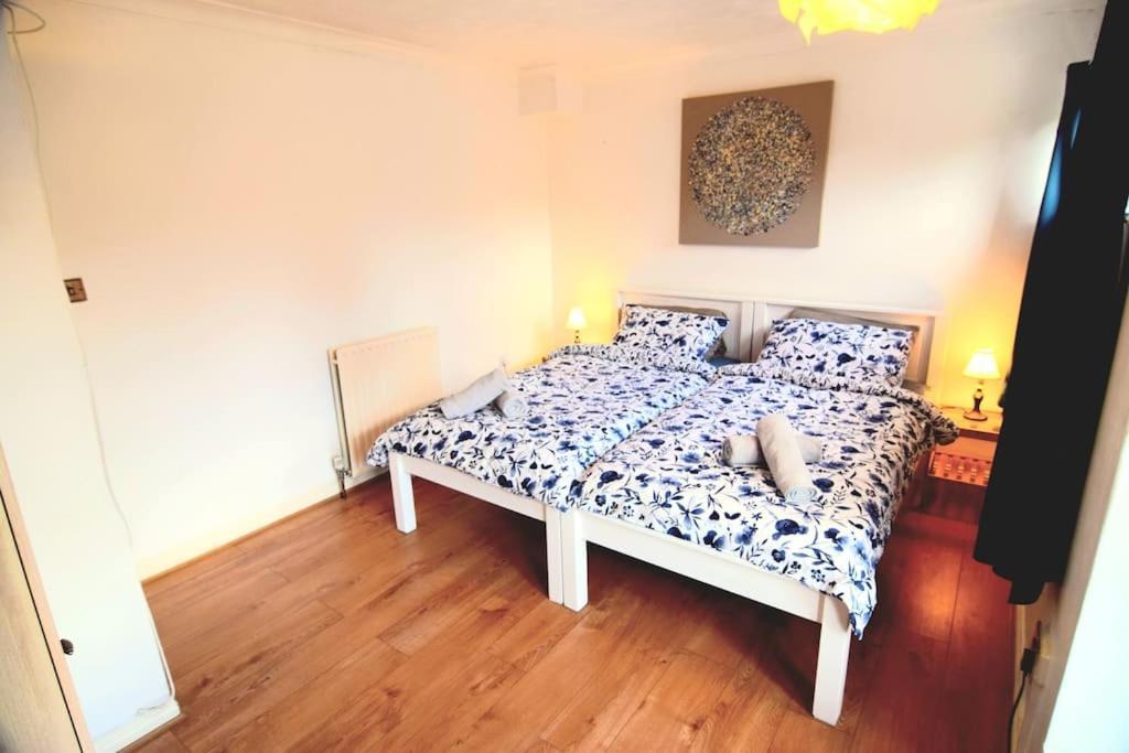 The Brum House With Private Garden, Bbq, 3 Tvs With Netflix, Huge Lounge Or Quadruple Bedroom 2 Double Bedrooms Holiday home Birmingham