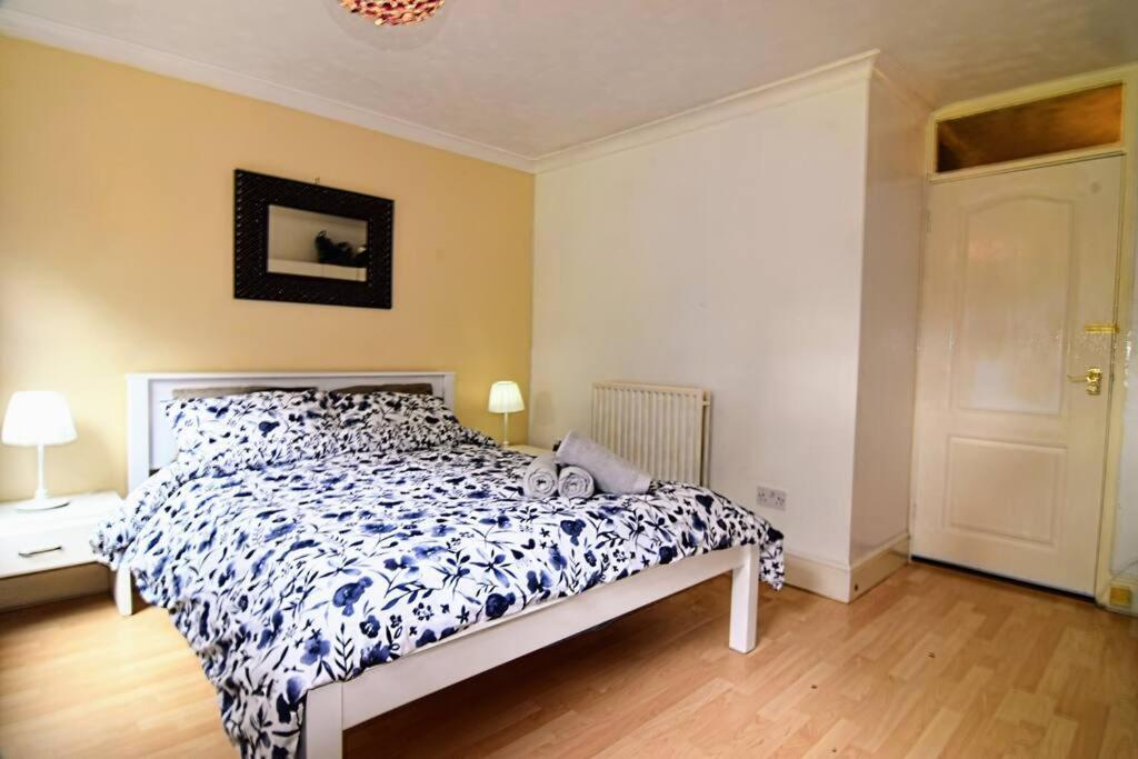 The Brum House With Private Garden, Bbq, 3 Tvs With Netflix, Huge Lounge Or Quadruple Bedroom 2 Double Bedrooms Holiday home *