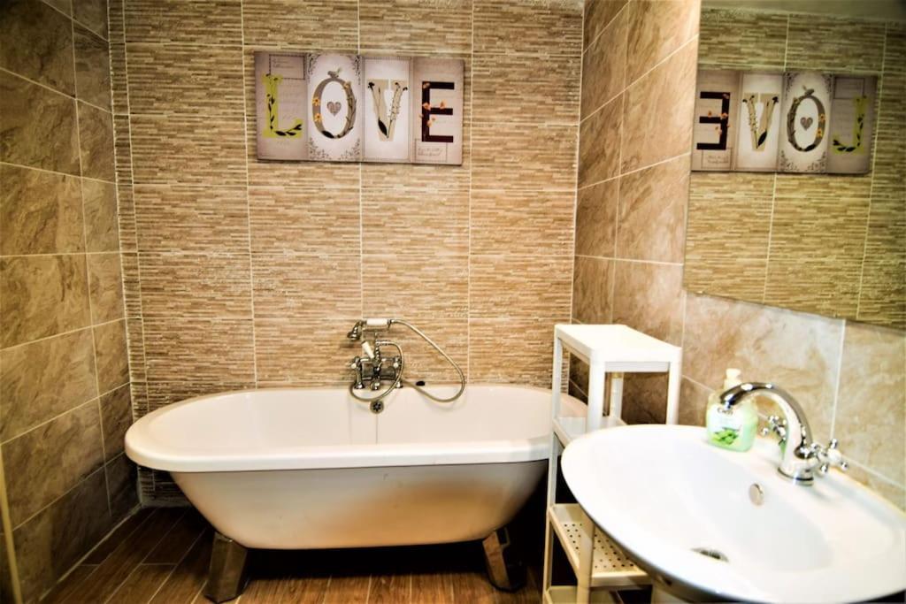 The Brum House With Private Garden, Bbq, 3 Tvs With Netflix, Huge Lounge Or Quadruple Bedroom 2 Double Bedrooms Holiday home