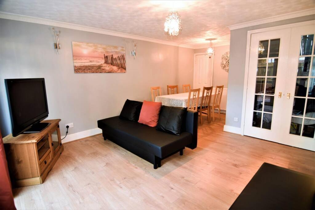 The Brum House With Private Garden, Bbq, 3 Tvs With Netflix, Huge Lounge Or Quadruple Bedroom 2 Double Bedrooms Holiday home *