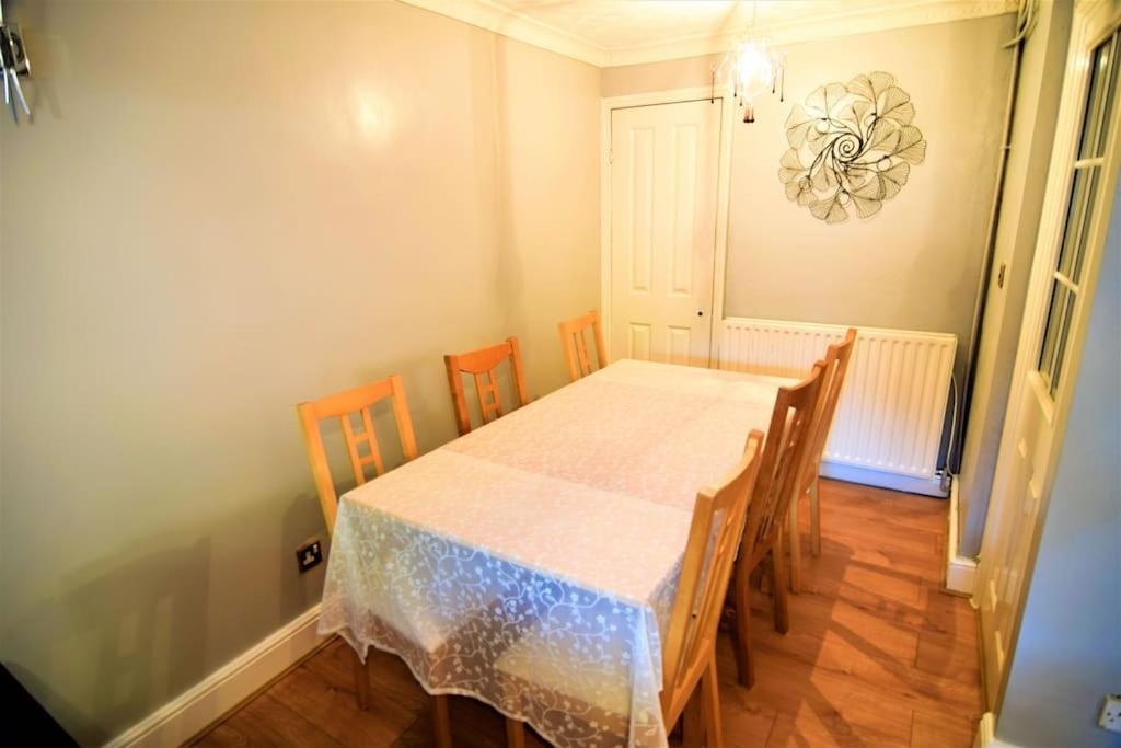 The Brum House With Private Garden, Bbq, 3 Tvs With Netflix, Huge Lounge Or Quadruple Bedroom 2 Double Bedrooms * Birmingham