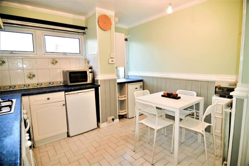 The Brum House With Private Garden, Bbq, 3 Tvs With Netflix, Huge Lounge Or Quadruple Bedroom 2 Double Bedrooms *