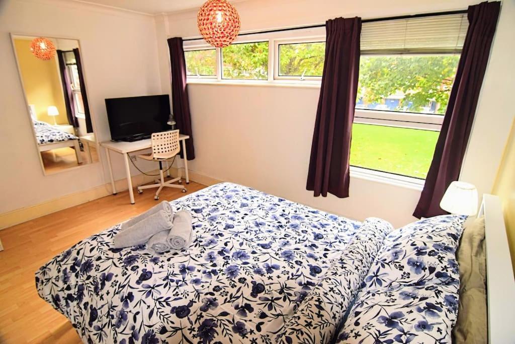 Holiday home The Brum House With Private Garden, Bbq, 3 Tvs With Netflix, Huge Lounge Or Quadruple Bedroom 2 Double Bedrooms