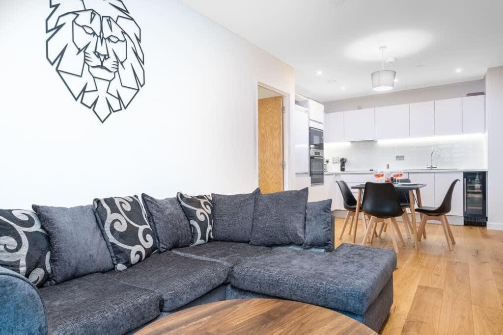 Serene Luxury: 5-star City Centre With Netflix & Fast Wi-fi *