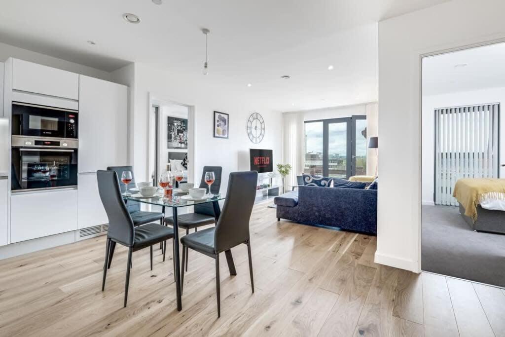 Apollo Luxury - Netflix - Fast Wifi- Free Parking Apartment *