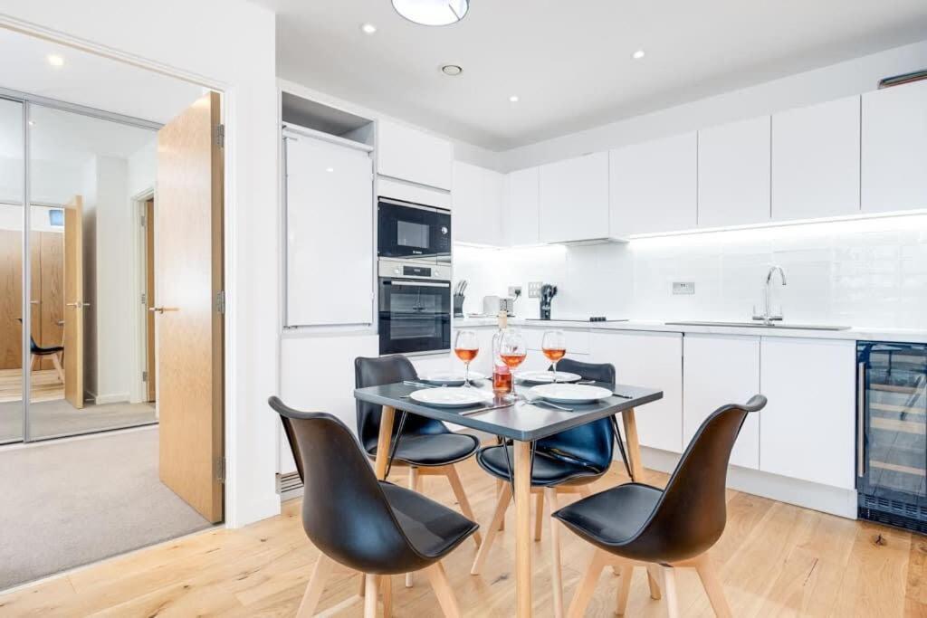 Serene Luxury: 5-star City Centre With Netflix & Fast Wi-fi Holiday home *