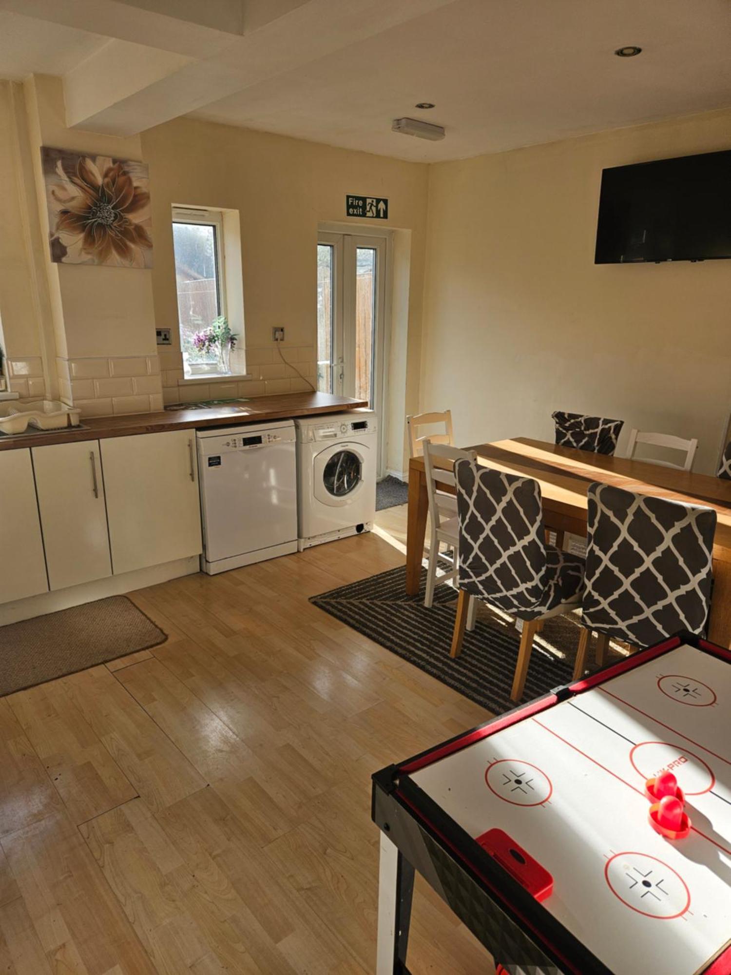 Holiday home 5 Bedroom House- 7 Beds - Separate Living Room- Wifi -garden- Parking Birmingham