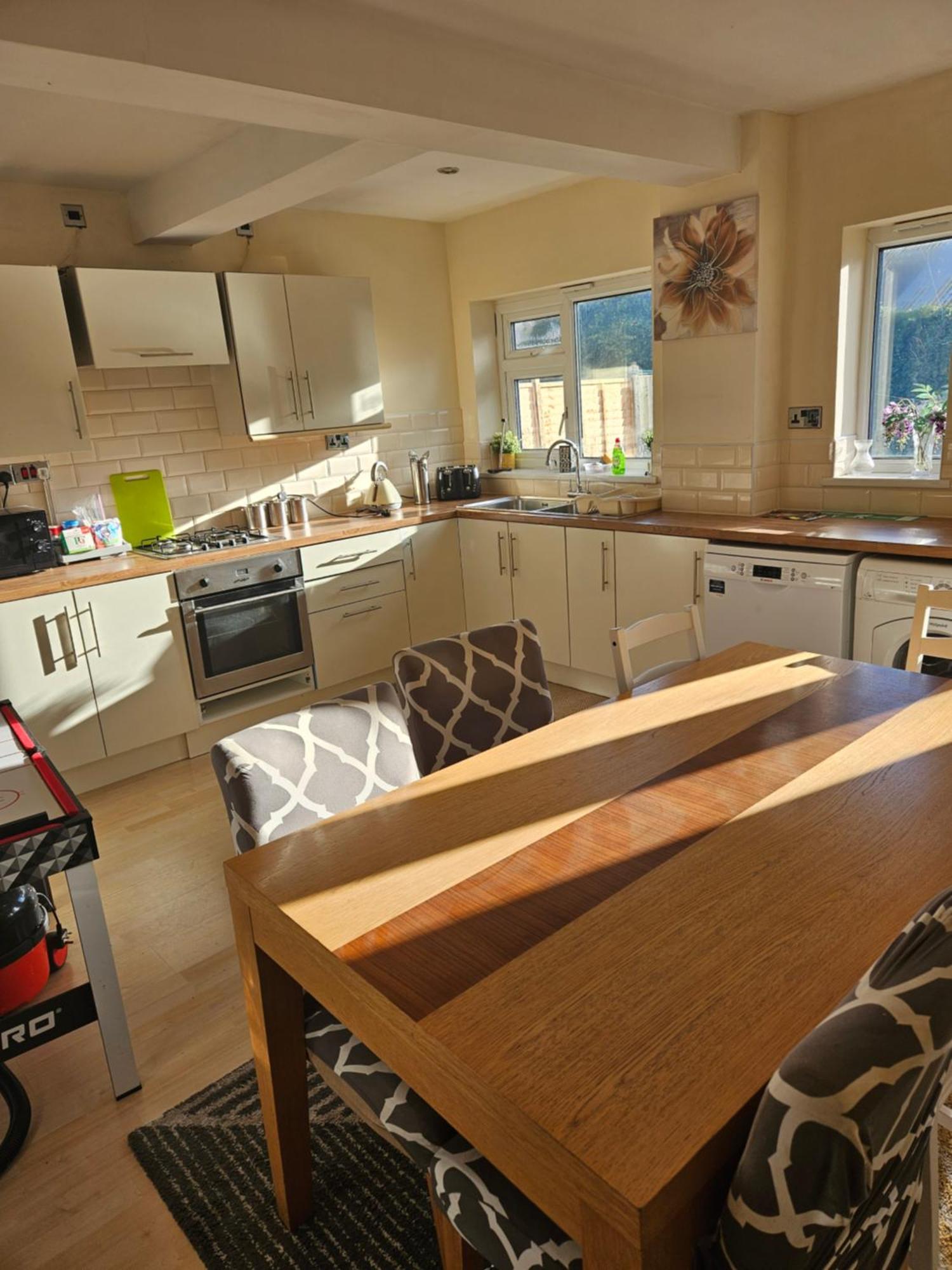 5 Bedroom House- 7 Beds - Separate Living Room- Wifi -garden- Parking Holiday home