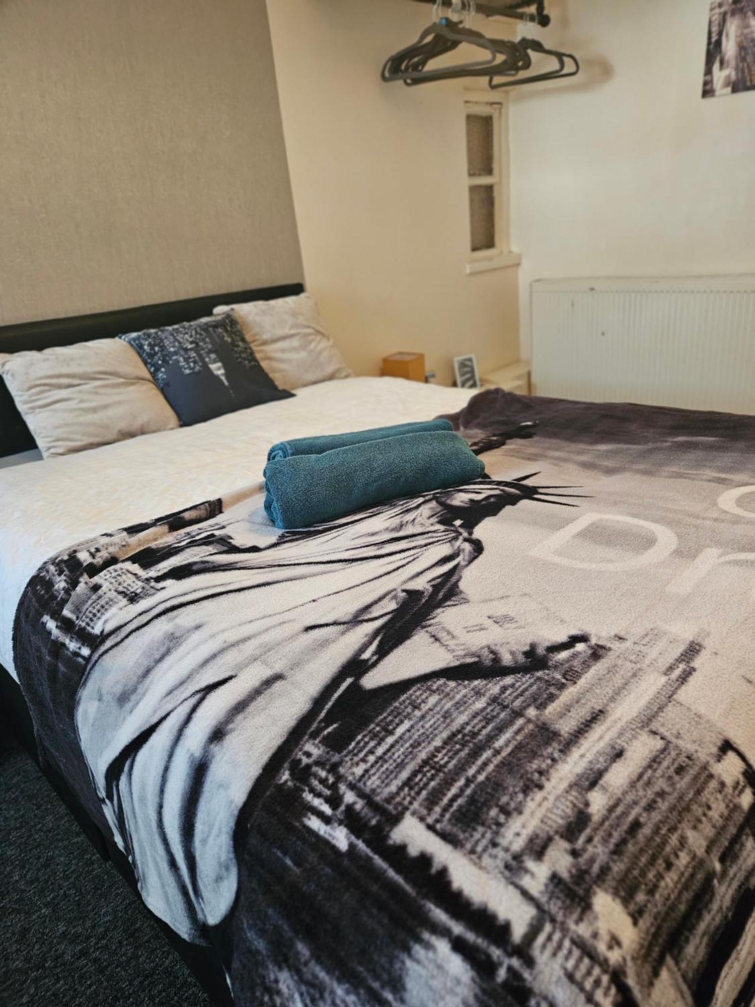 5 Bedroom House- 7 Beds - Separate Living Room- Wifi -garden- Parking * Birmingham