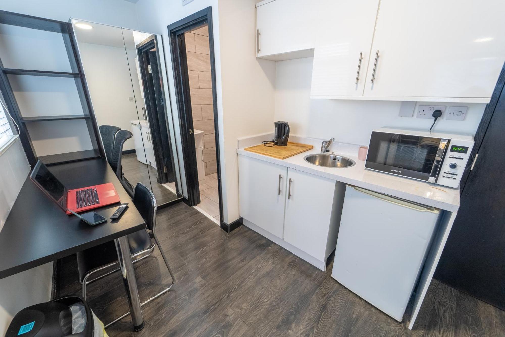 Compact Available Close To Uob And 10mins From The City! Birmingham