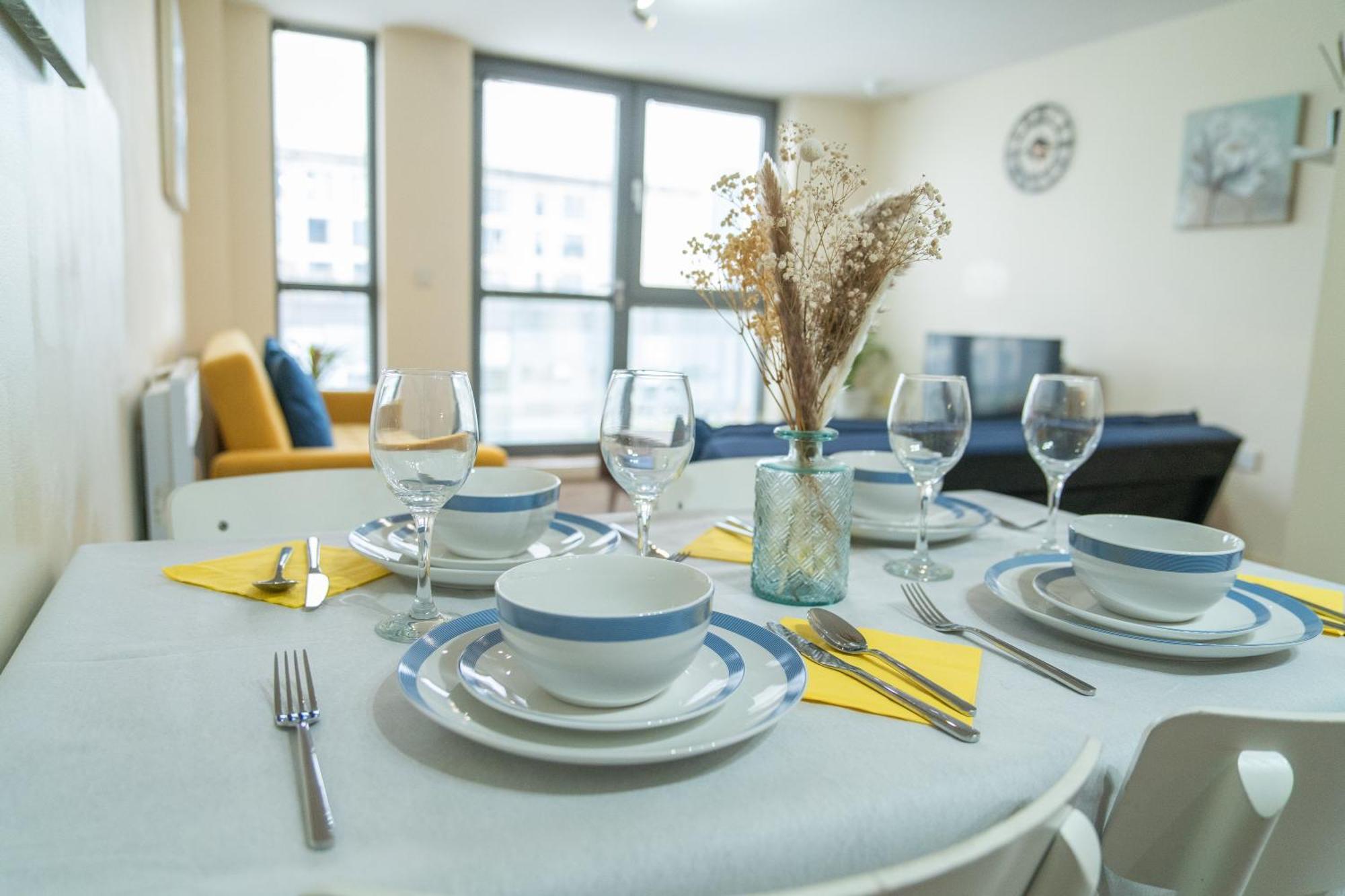 In Our Stylish Flat! & Secure Building & Sleeps Up To 4