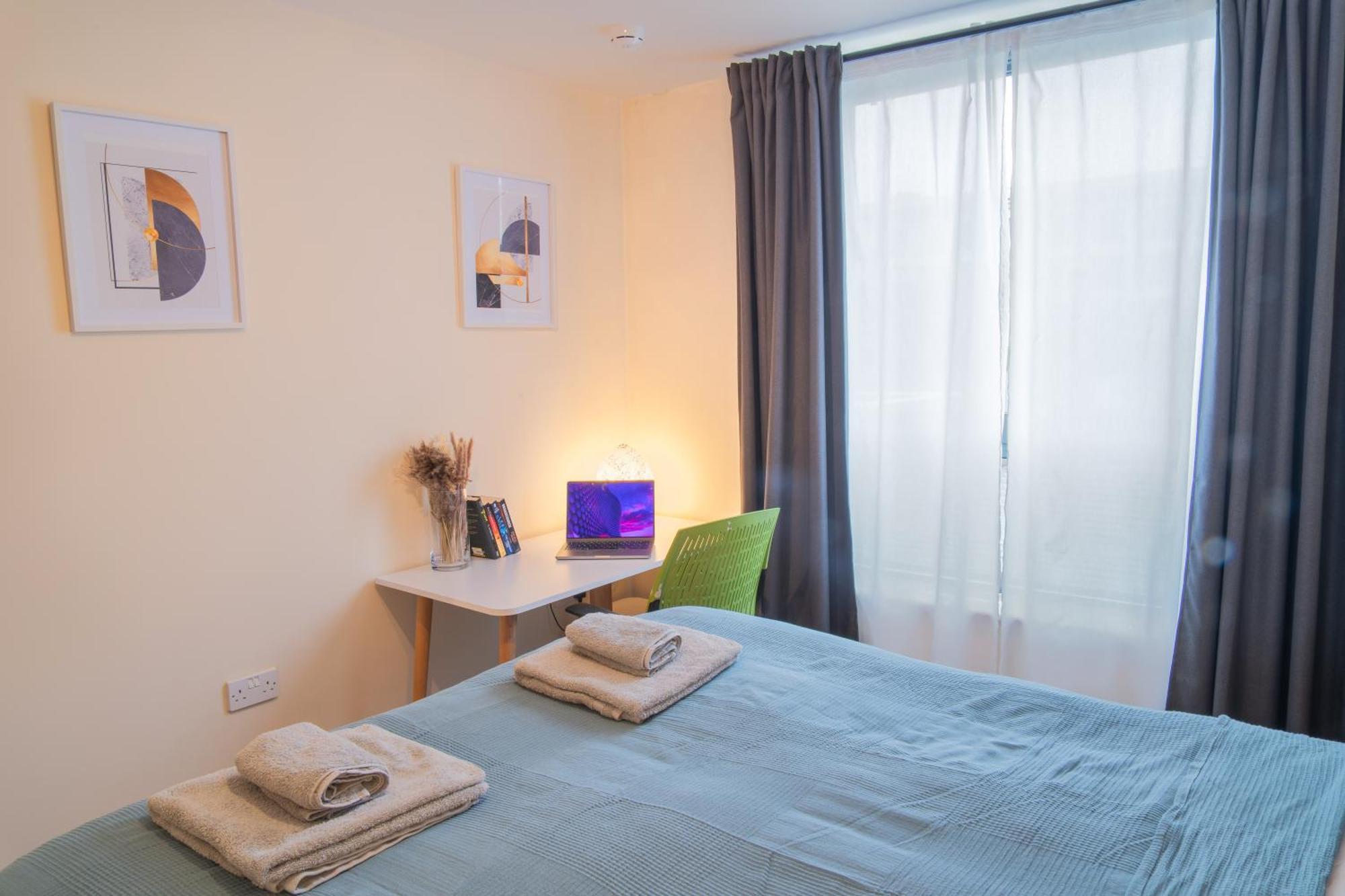 In Our Stylish Flat! & Secure Building & Sleeps Up To 4 *