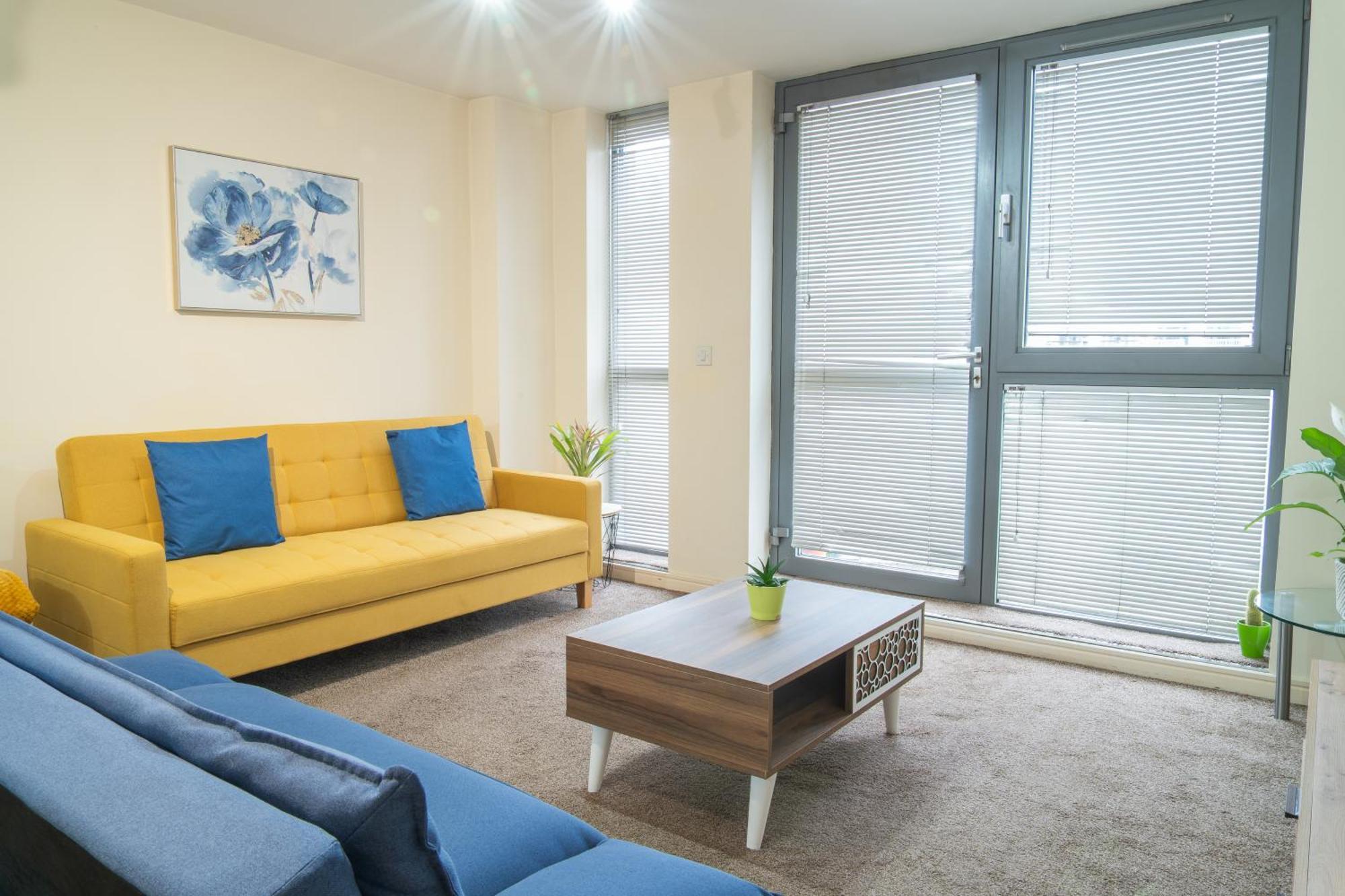 In Our Stylish Flat! & Secure Building & Sleeps Up To 4 *