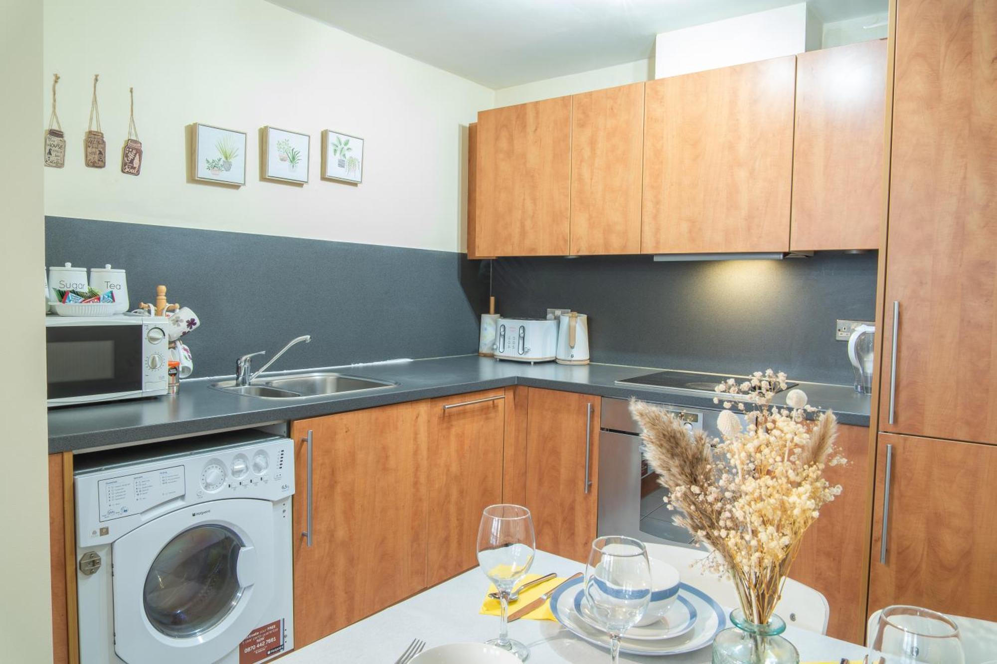 Apartment In Our Stylish Flat! & Secure Building & Sleeps Up To 4 *