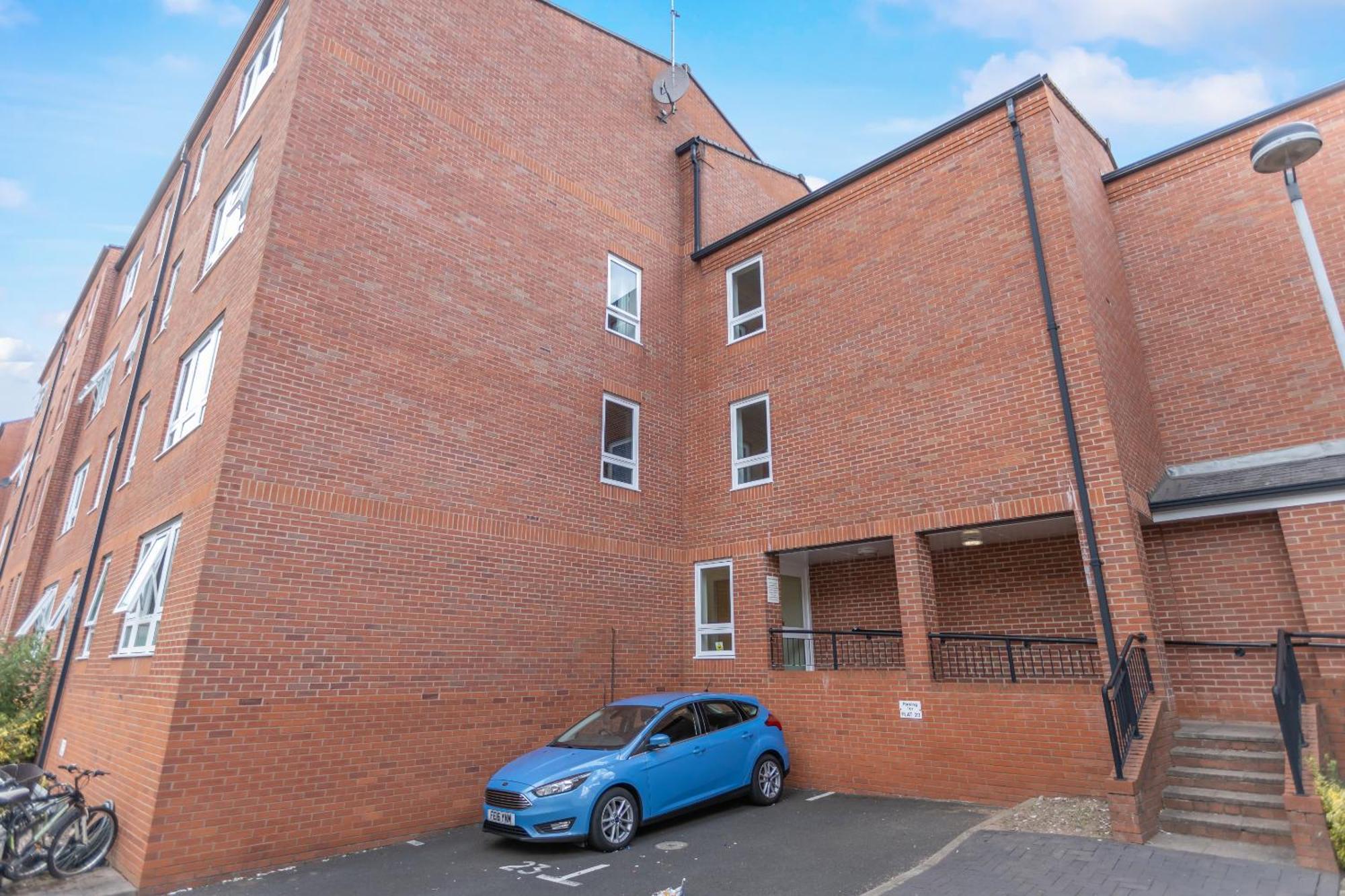 Contractor's Gateway: Gated Parking Near Apartment