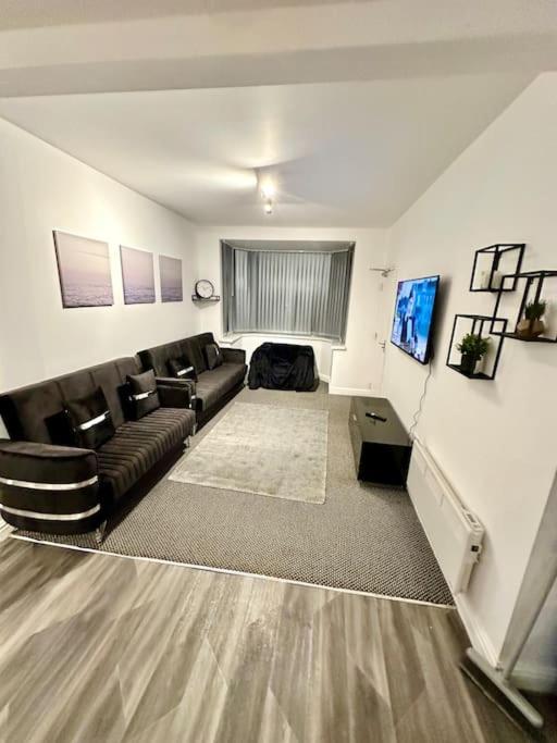 Cosy 3 Bed Apartment,free Parking In *