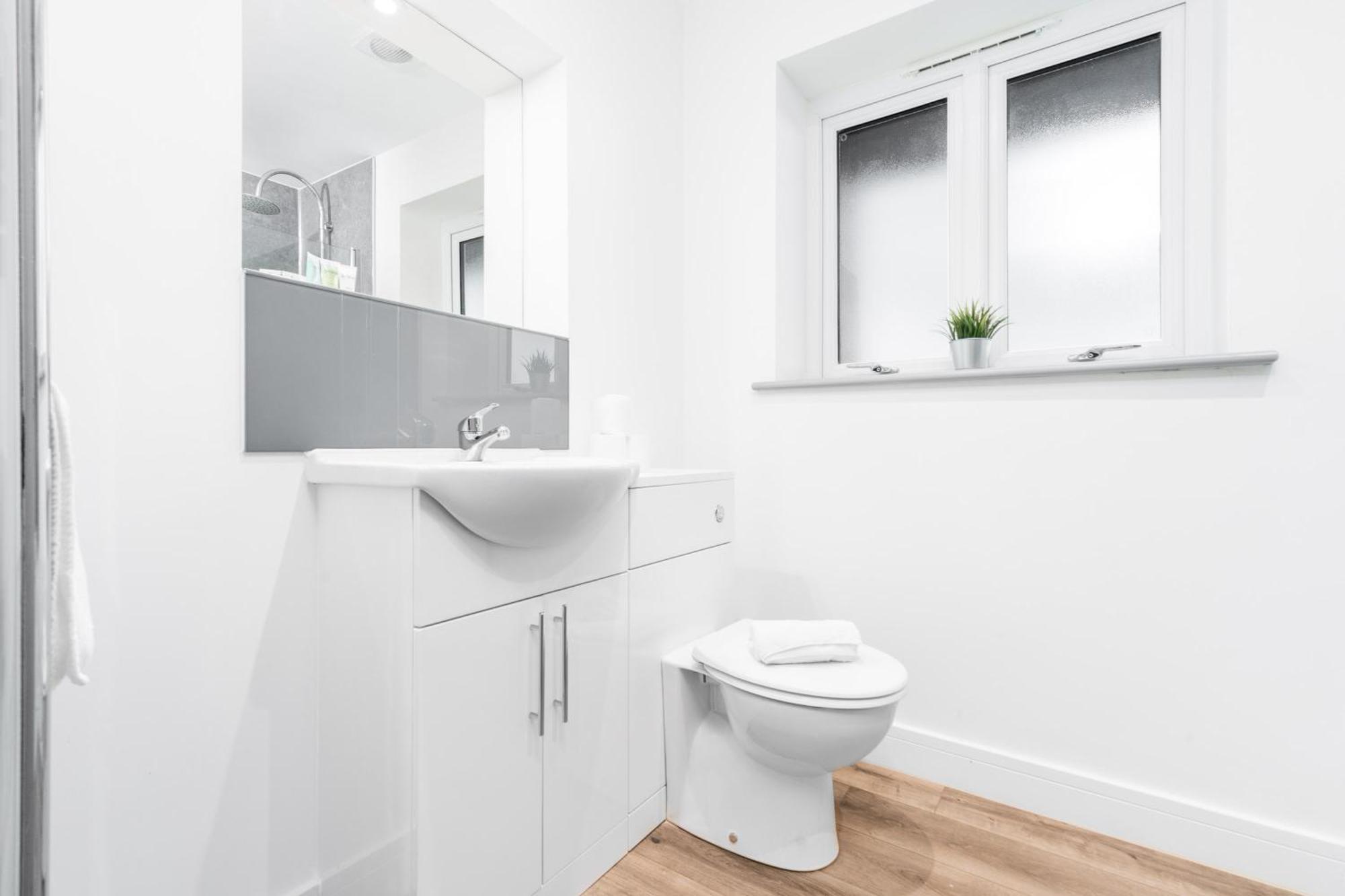 Stylish 2 Bedroom - Balcony - Secure Parking - Rated - 5mc Apartment *
