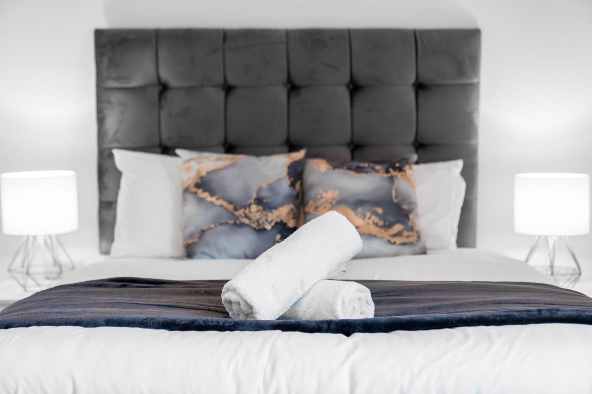 Apartment Stylish 2 Bedroom - Balcony - Secure Parking - Rated - 5mc *