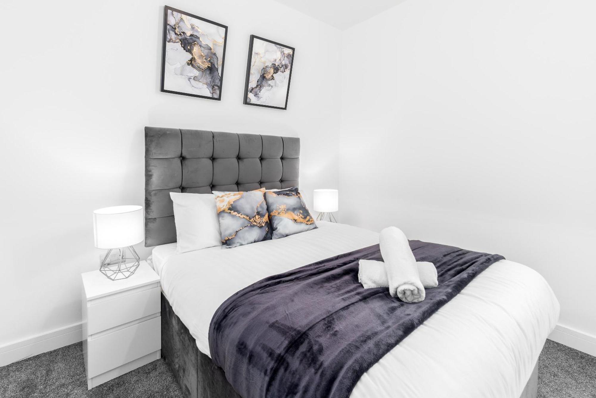 Stylish 2 Bedroom - Balcony - Secure Parking - Rated - 5mc