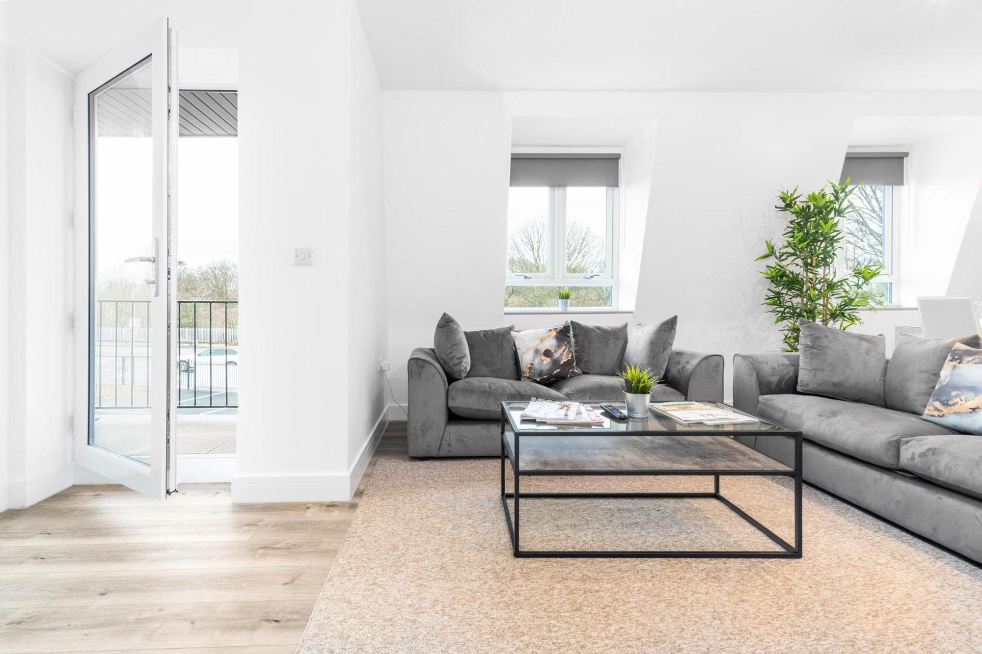 Stylish 2 Bedroom - Balcony - Secure Parking - Rated - 5mc *