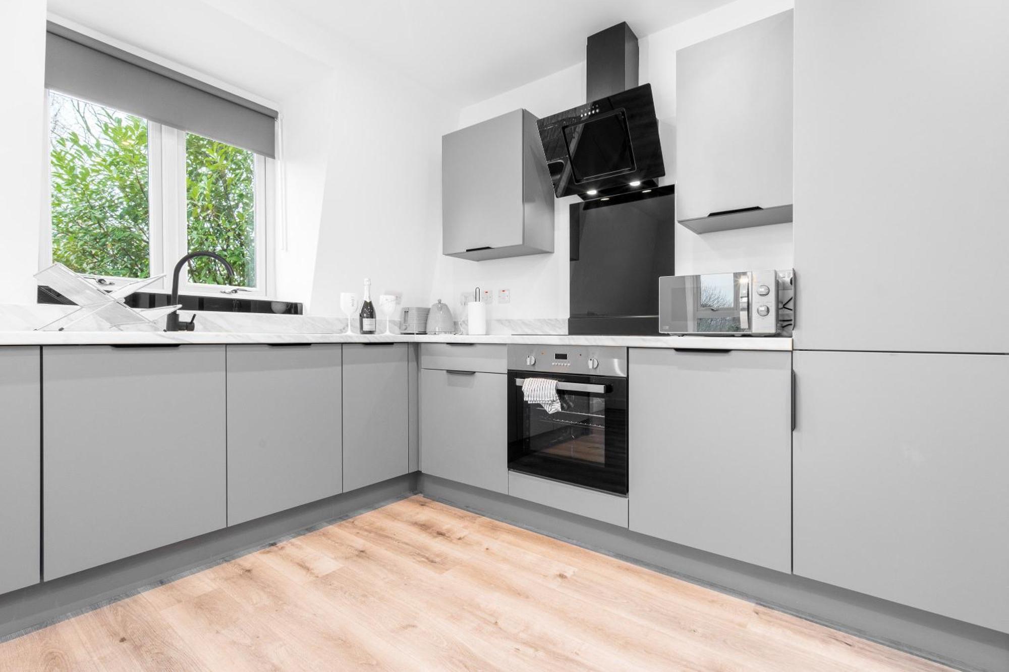 Apartment Stylish 2 Bedroom - Balcony - Secure Parking - Rated - 5mc