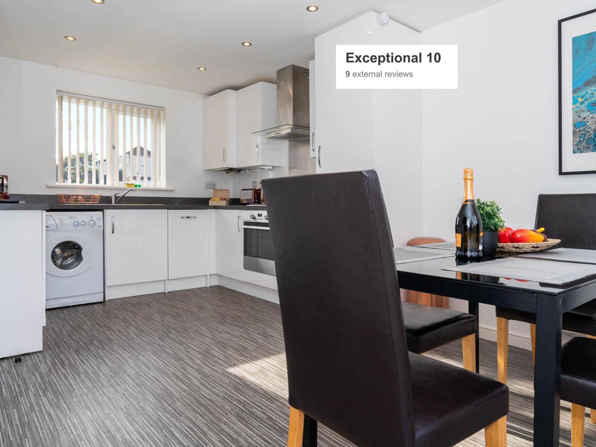 Holiday home Detached 3 Bedroom House - Gaerden - Parking - Rated - Netflix - Wifi - 98c