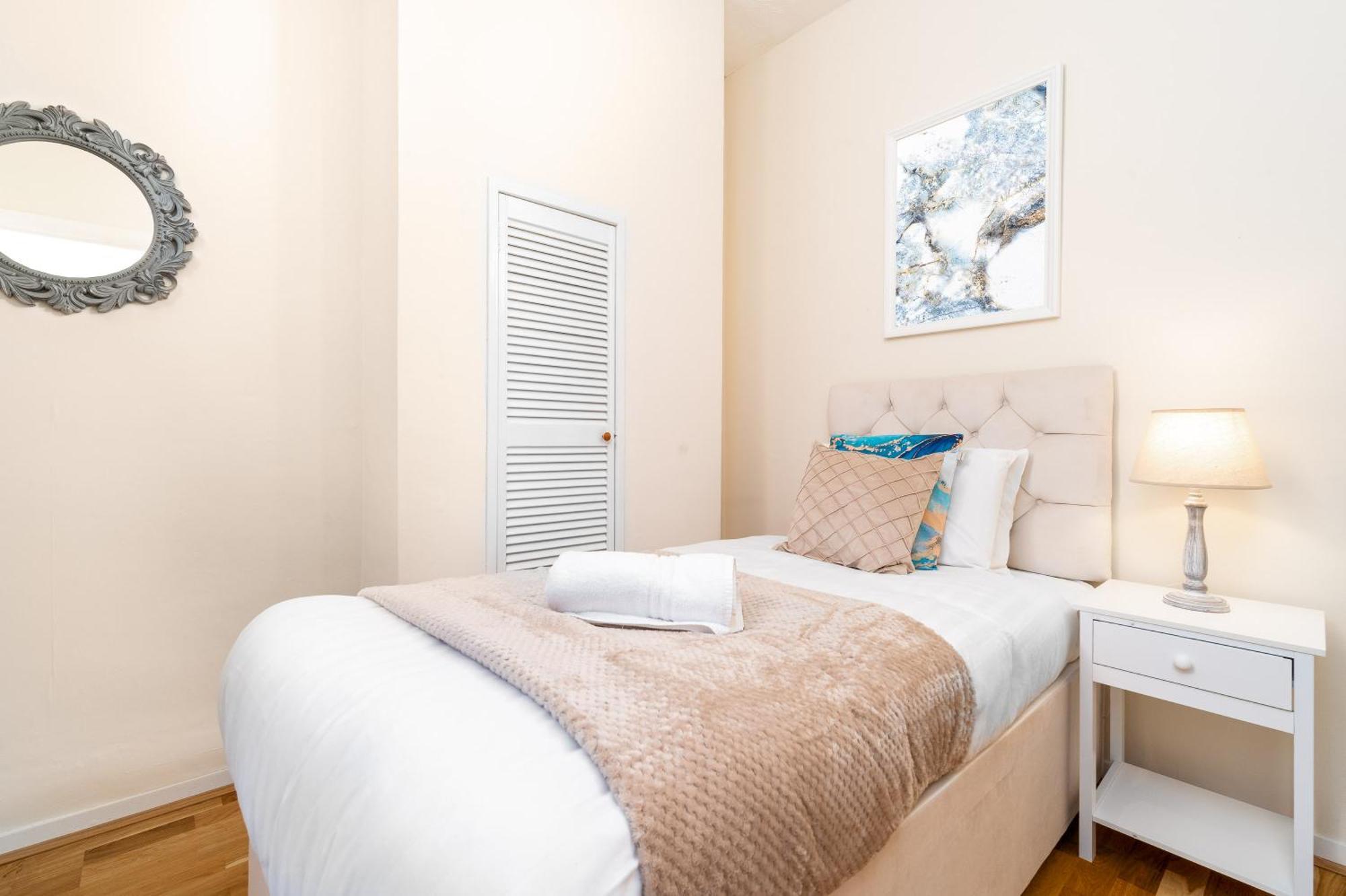 Luxury 3 Bedroom House - Harborne - Parking - Garden - Wifi & Netflix 122g Holiday home *