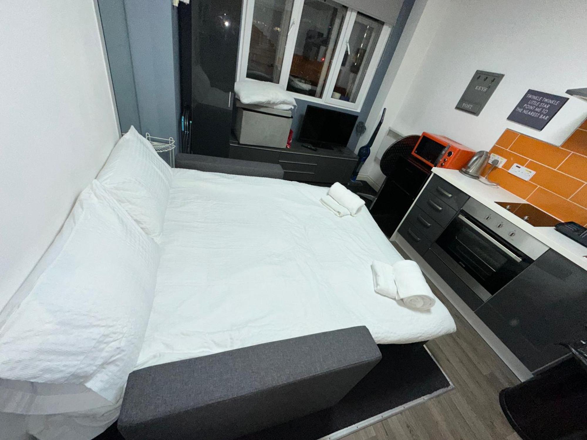 Favorite Studio Flat By Couple N Single Travellers Birmingham