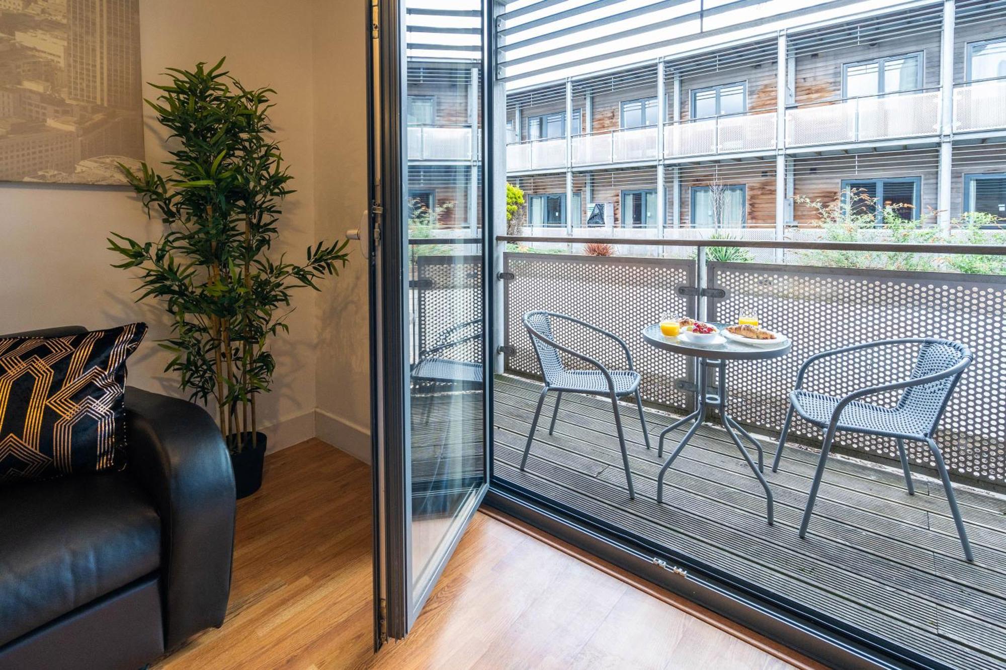 Centre - Balcony - Secure Parking - China Town - Arcadian - 37arc Apartment