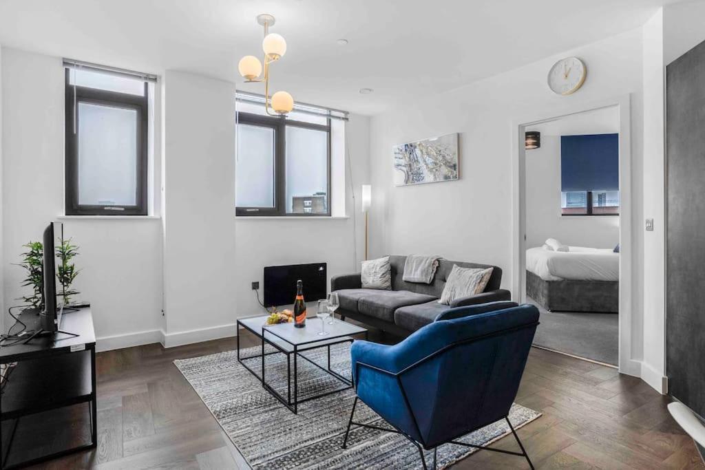 Luxury 2 Bedroom B5 Near China Town & O2 Apartment