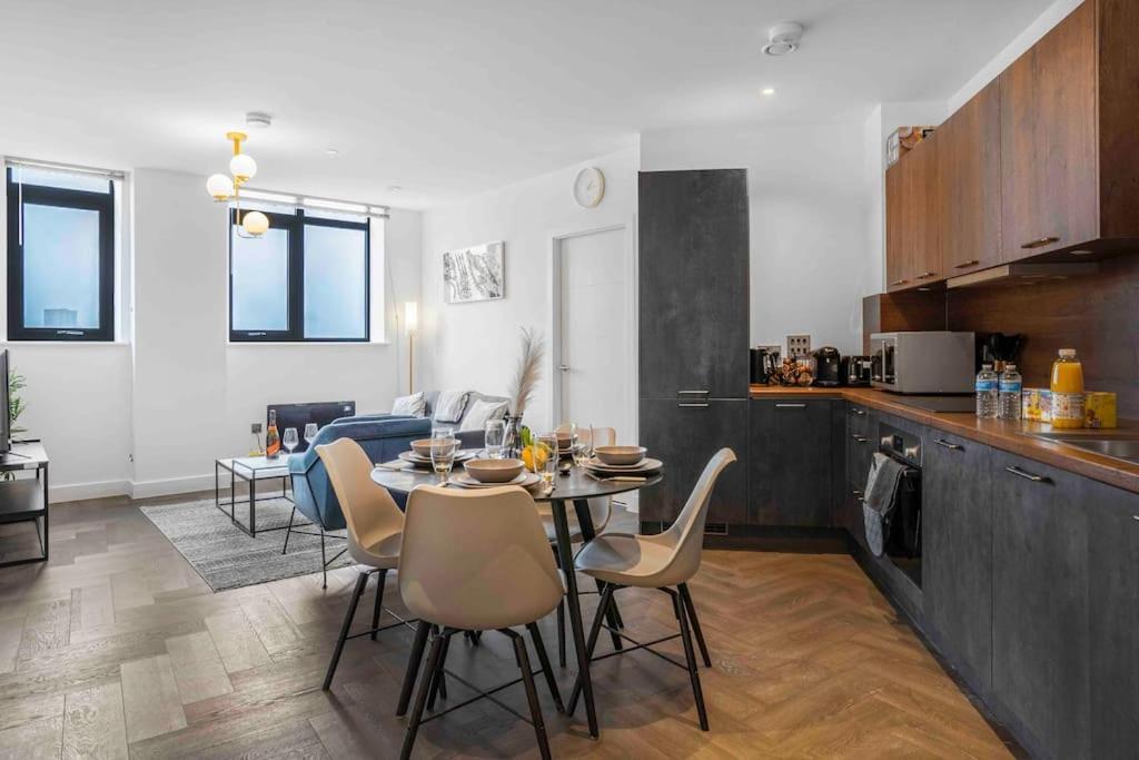 Luxury 2 Bedroom B5 Near China Town & O2 *