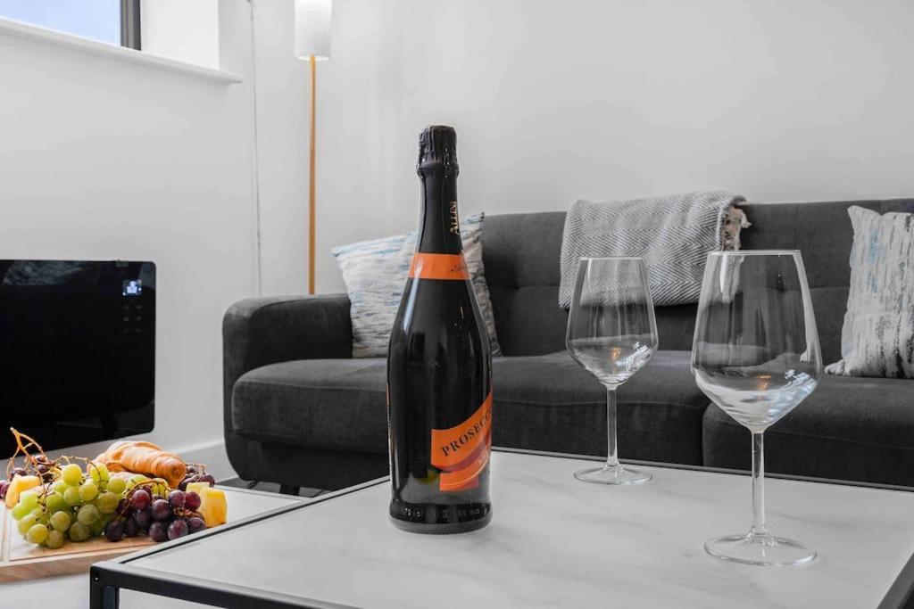 Apartment Luxury 2 Bedroom B5 Near China Town & O2