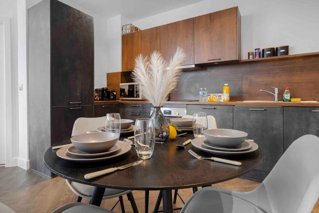 Apartment Luxury 2 Bedroom B5 Near China Town & O2