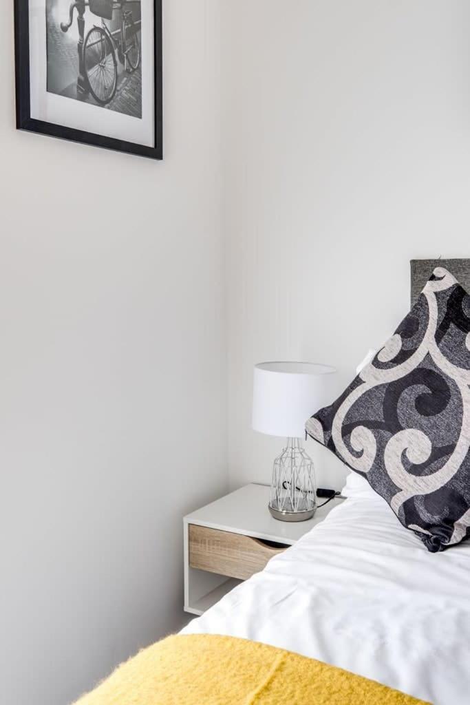 Apollo Luxury - Netflix - Fast Wifi- Free Parking Apartment