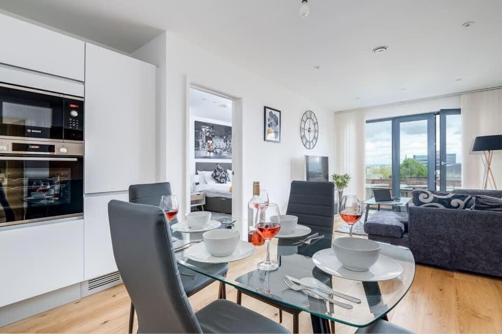 Apollo Luxury - Netflix - Fast Wifi- Free Parking Apartment *
