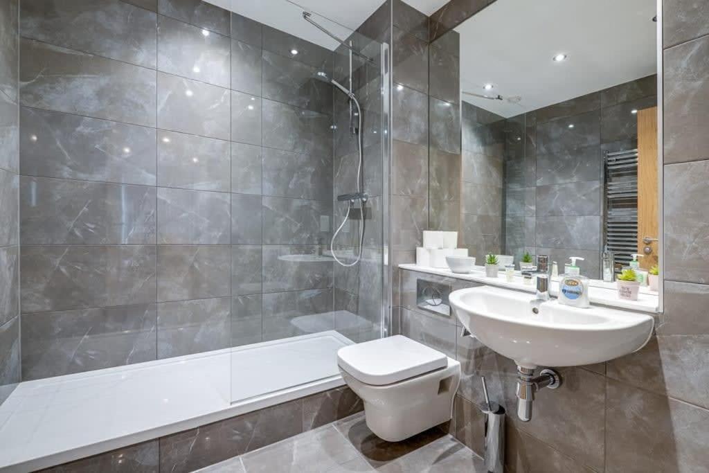 Apollo Luxury - Netflix - Fast Wifi- Free Parking Apartment *