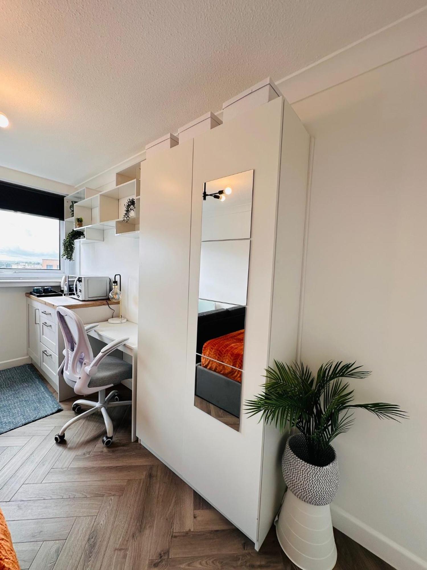 Guest house R2 - Private In Modern Shared Apartment, Each With Kitchenette, Birmingham